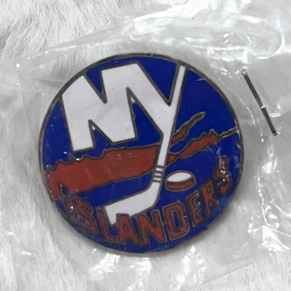 🔮 5/$25 Vintage NHL New York Islanders Hockey Pin‎